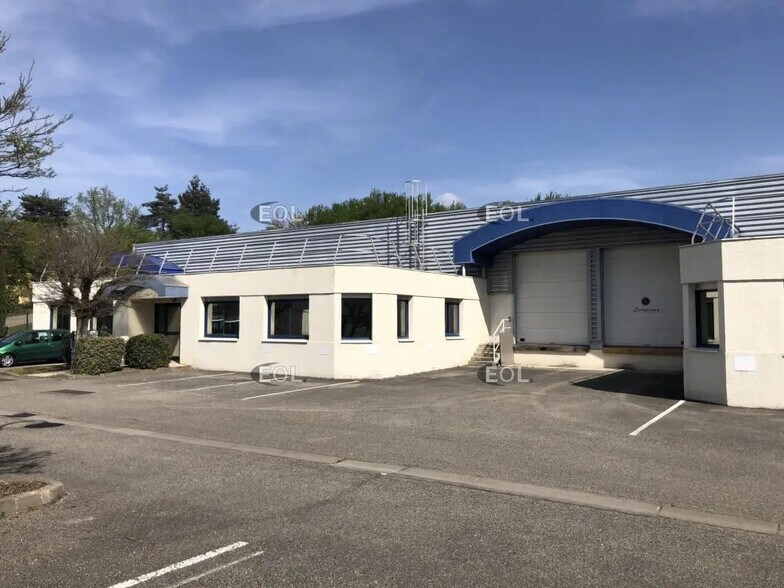 Local d’activités dans Saint-Genis-Laval à louer - Photo de l’immeuble – Image 2 sur 16