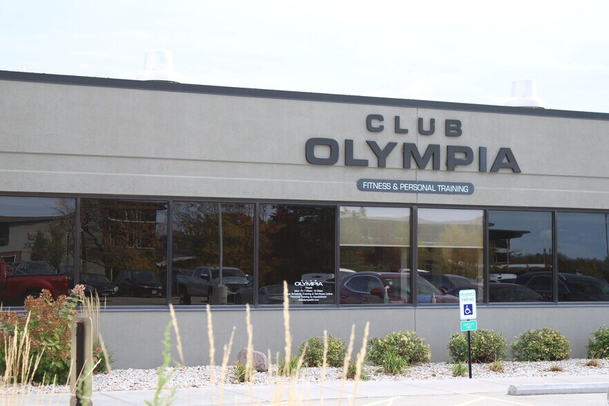 101 Camelot Dr, Fond Du Lac, WI à vendre - Photo de l’immeuble – Image 2 sur 29