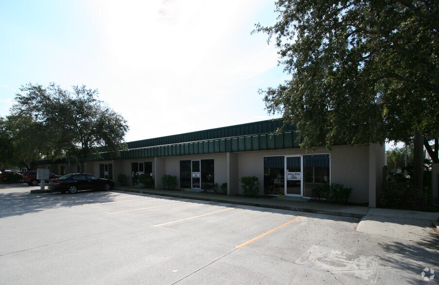 1743 Independence Blvd, Sarasota, FL à louer - Photo de l’immeuble – Image 3 sur 27