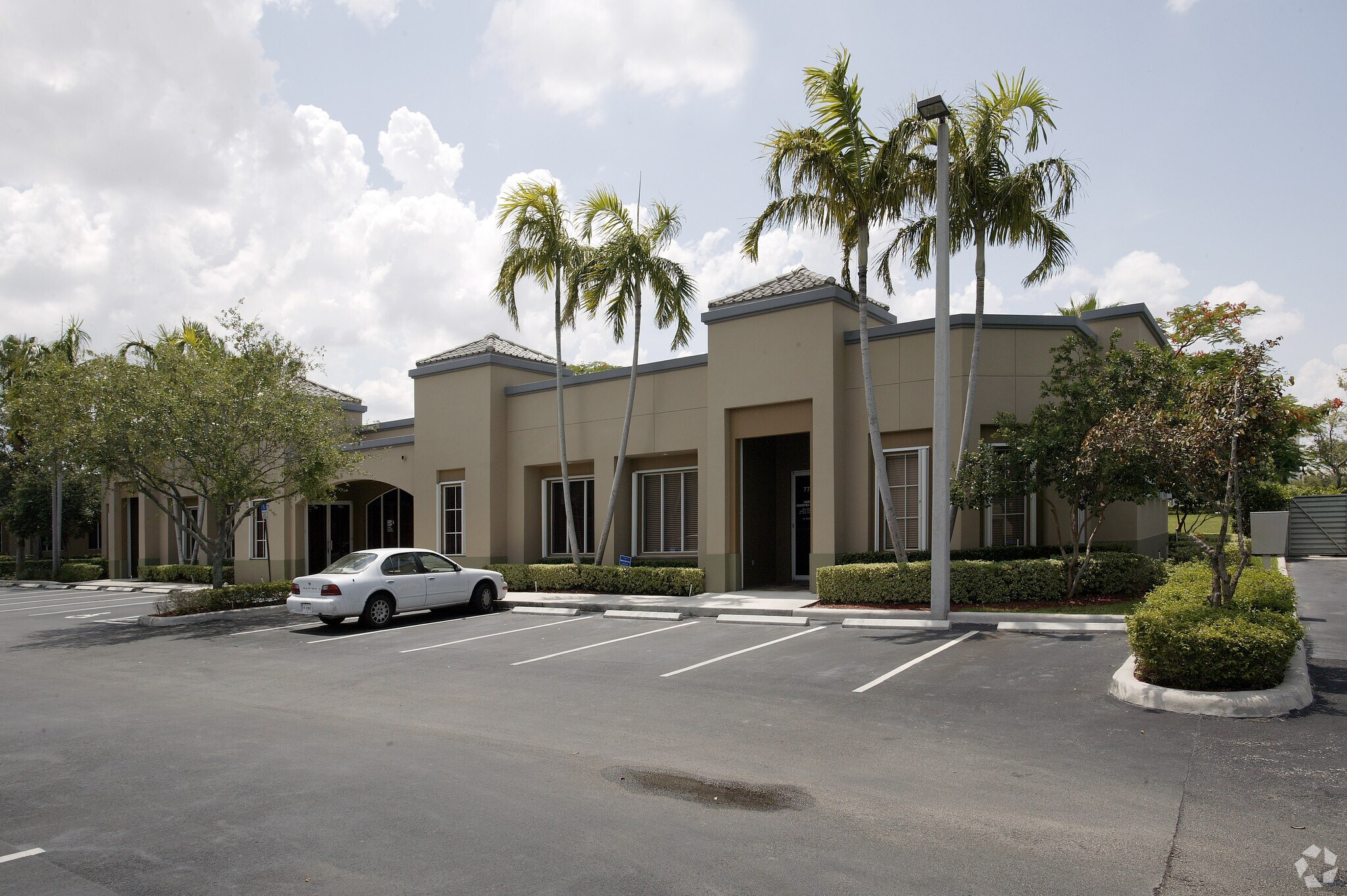 7785 NW 146th St, Miami Lakes, FL à louer Photo de l’immeuble– Image 1 sur 32