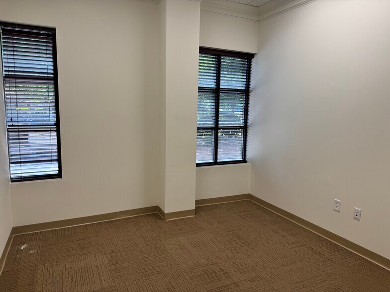 19520 W Catawba Ave, Cornelius, NC à louer - Photo de l’immeuble – Image 3 sur 10