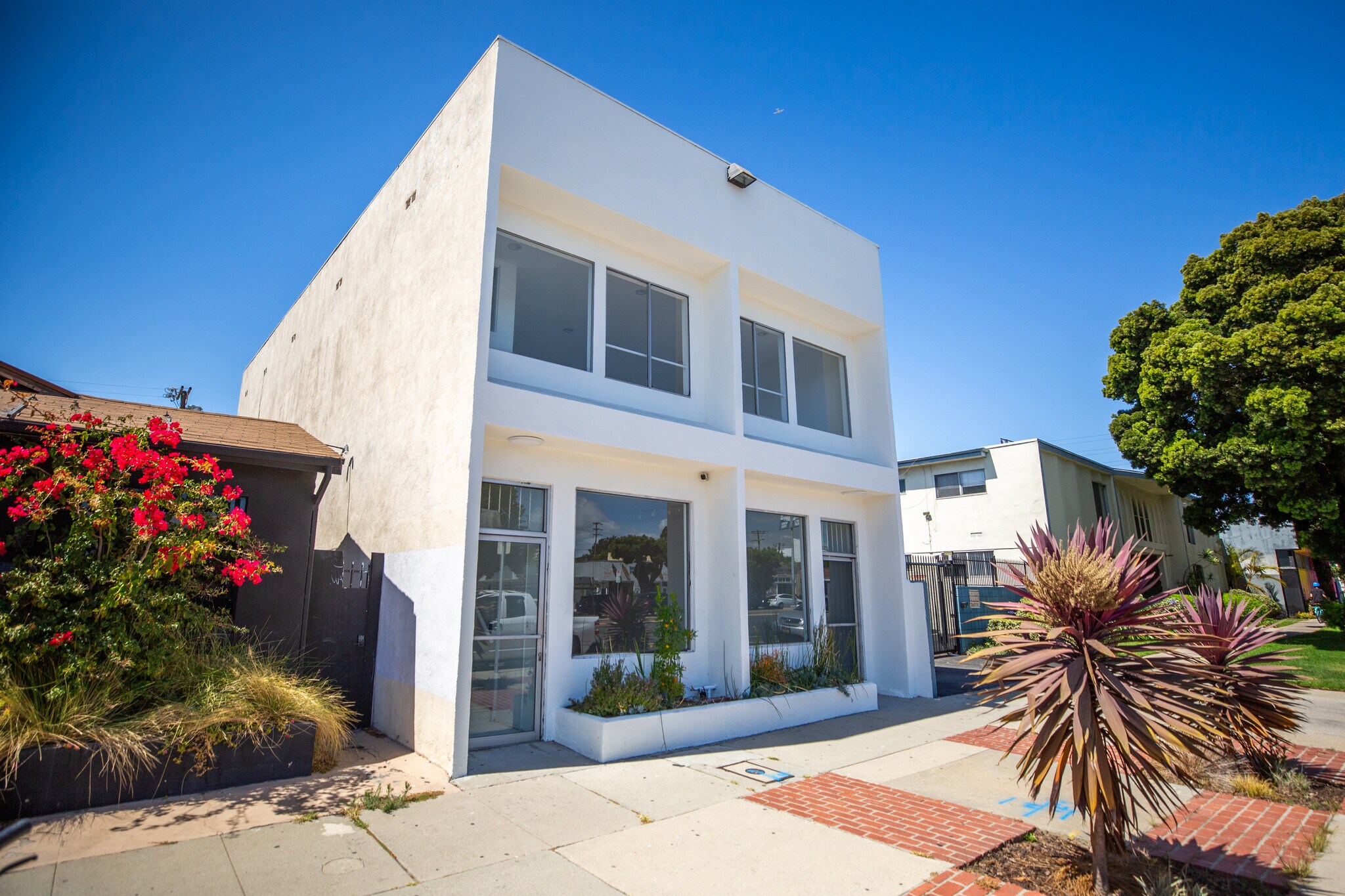 12923 Venice Blvd, Los Angeles, CA à louer Photo de l’immeuble– Image 1 sur 7