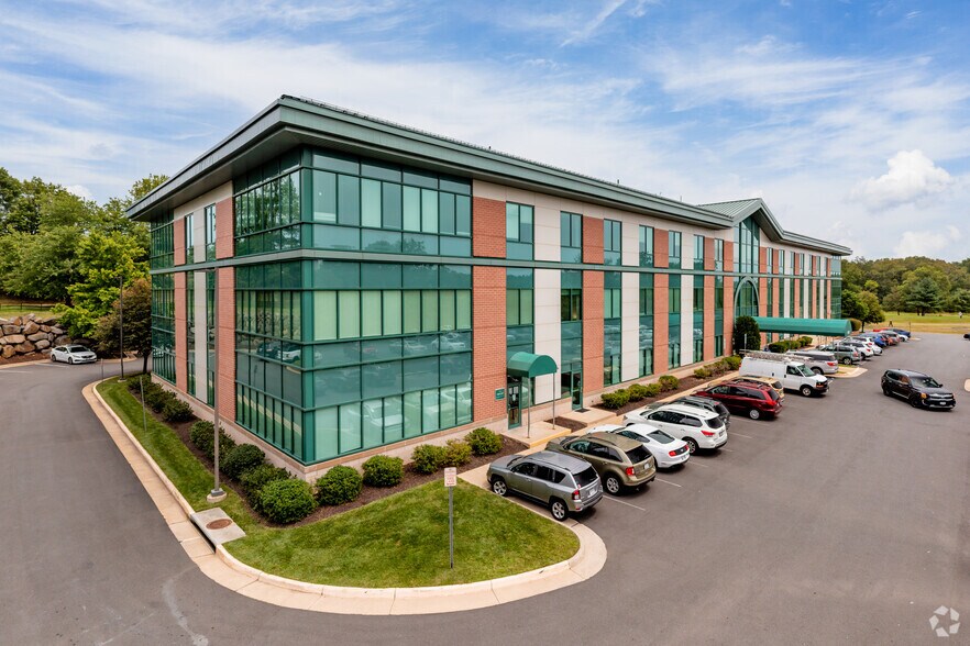 19415 Deerfield Ave, Lansdowne, VA à louer - Photo de l’immeuble – Image 1 sur 12