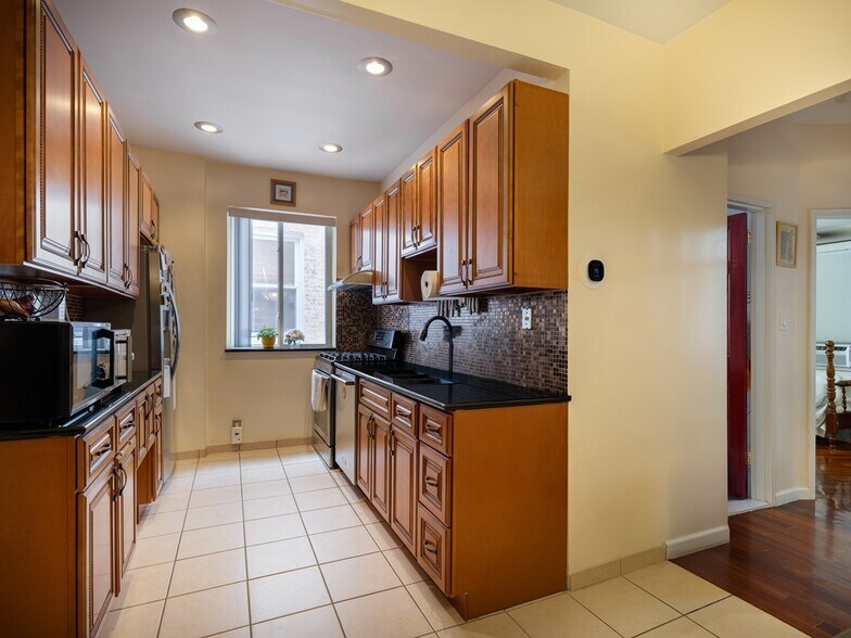 1840 21st Dr, Astoria, NY à vendre - Photo de l’immeuble – Image 3 sur 13