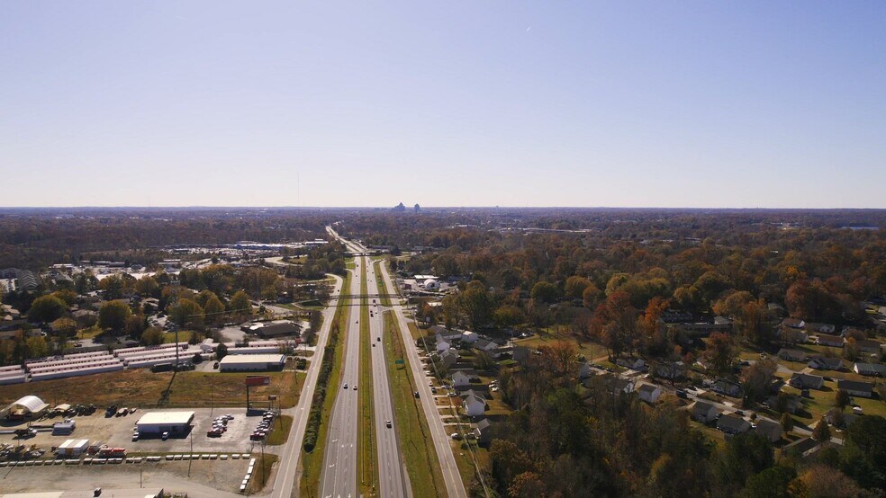 3246 N Ohenry Blvd, Greensboro, NC à vendre - Vidéo sur l’annonce professionnelle – Image 2 sur 7