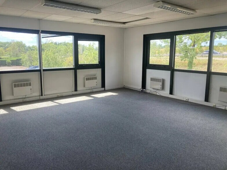 Bureau dans Mérignac à louer - Photo de l’immeuble – Image 1 sur 12