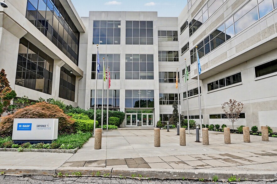 500 White Plains Rd, Tarrytown, NY à vendre - Photo de l’immeuble – Image 2 sur 15