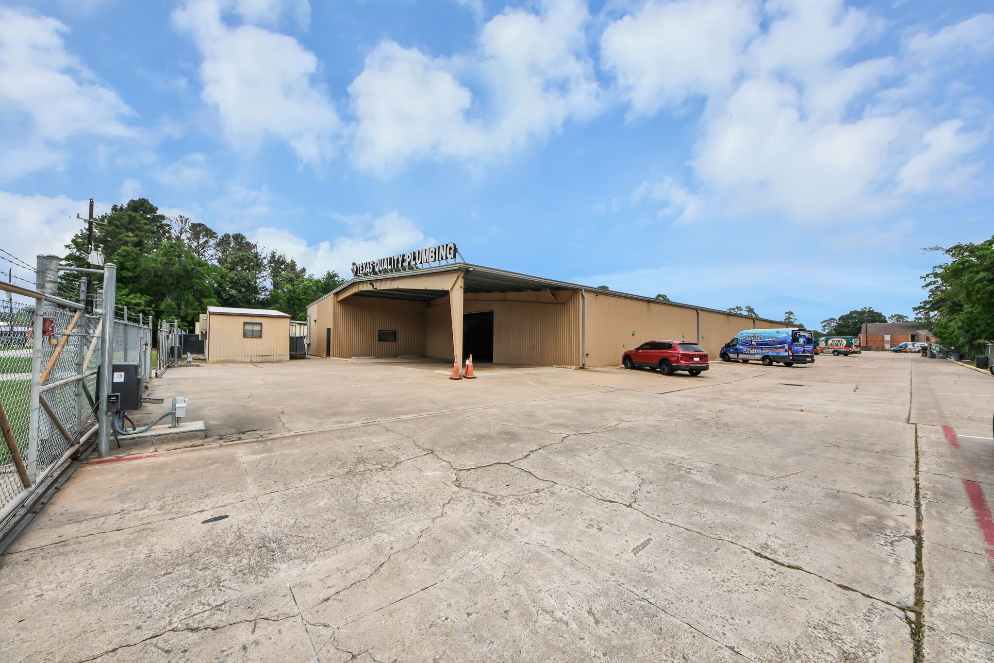 10814 Woodedge Dr, Houston, TX à vendre Photo de l’immeuble– Image 1 sur 71