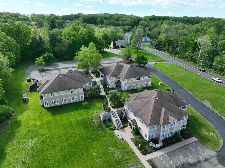 1224 Mill St, East Berlin, CT à louer - Photo de l’immeuble – Image 2 sur 15