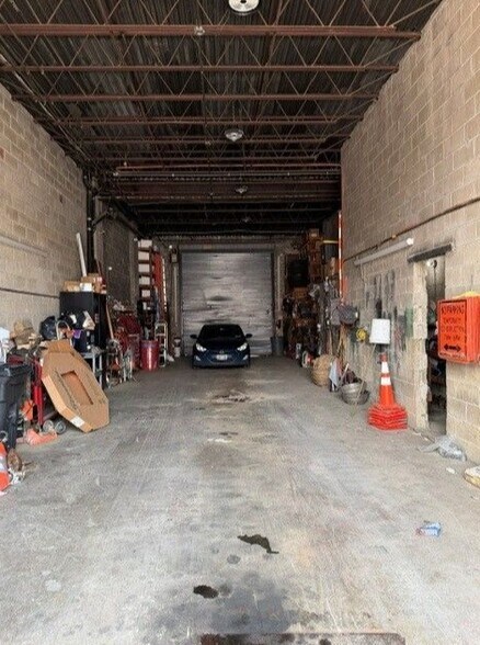5926 57th St, Maspeth, NY à vendre - Photo de l’immeuble – Image 2 sur 3