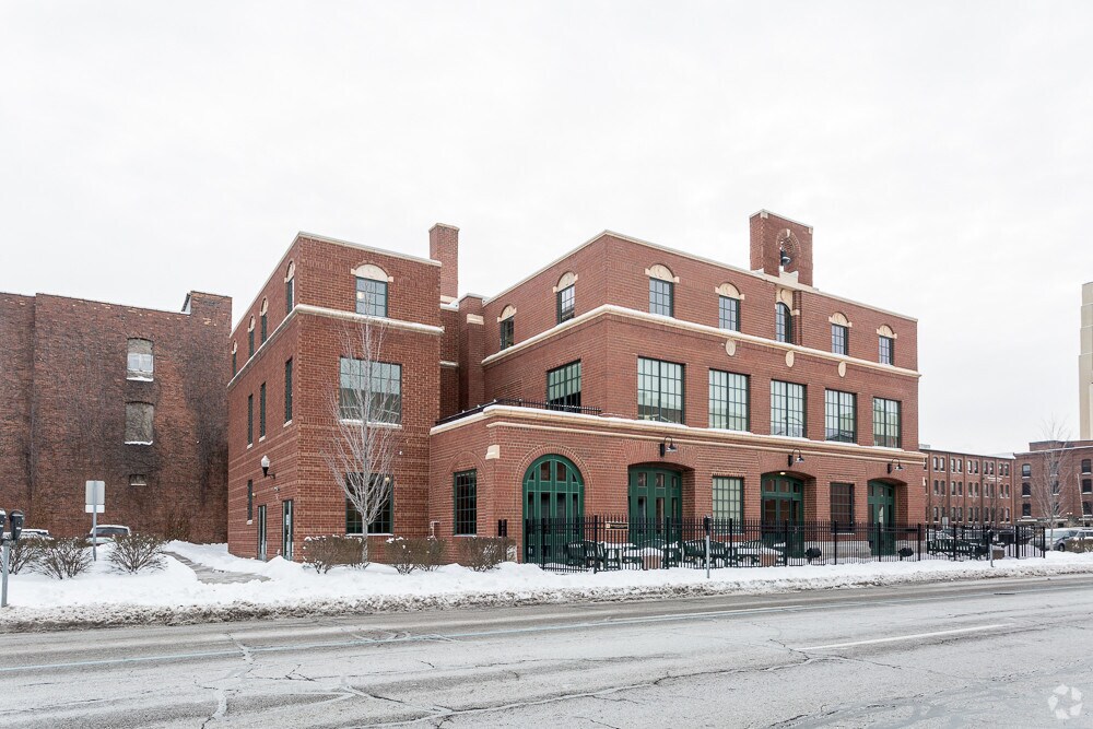57 S Broadway St, Akron, OH à louer Photo principale– Image 1 sur 17