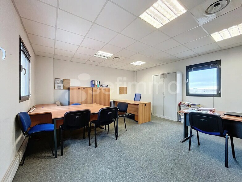 415 Rue Claude Nicolas Ledoux, Aix-en-Provence à louer - Photo de l’immeuble – Image 2 sur 6