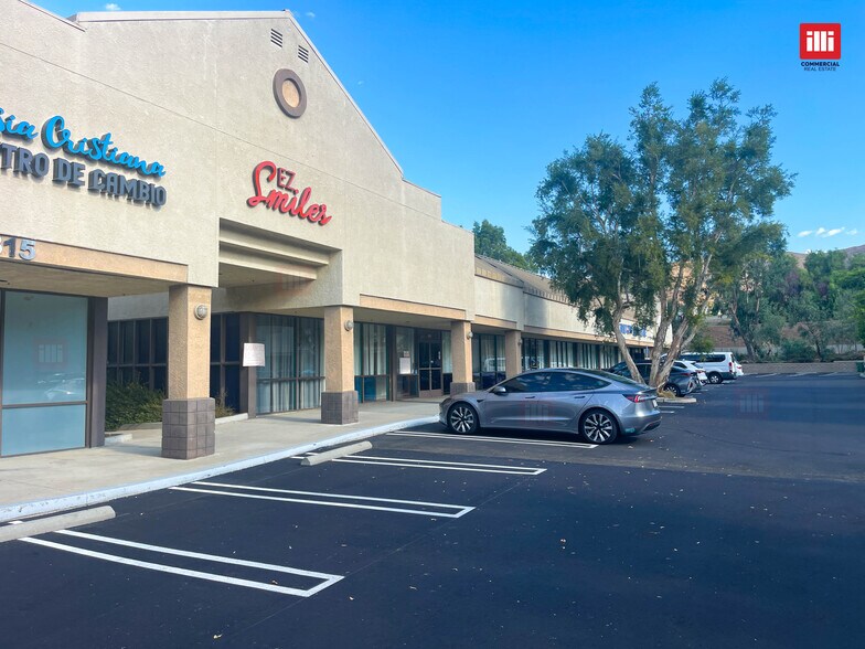 2315-2325 Kuehner Dr, Simi Valley, CA à louer - Photo de l’immeuble – Image 2 sur 14
