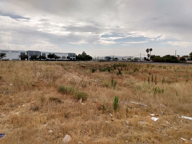 8825 Vineyard Ave, Rancho Cucamonga, CA à vendre - Photo de l’immeuble – Image 1 sur 9