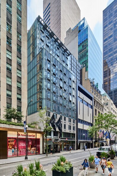 11-13 W 51st St, New York, NY à louer - Photo de l’immeuble – Image 3 sur 6