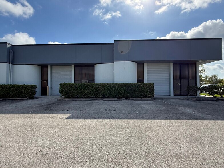 2801-2847 SE Monroe St, Stuart, FL à louer - Photo de l’immeuble – Image 2 sur 11