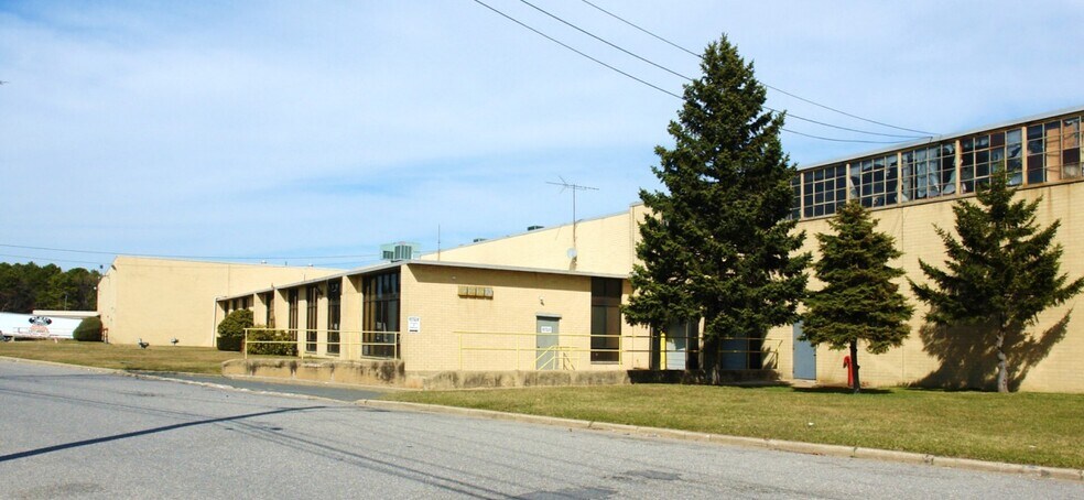 5 Inez Dr, Bay Shore, NY à louer - Photo de l’immeuble – Image 1 sur 3