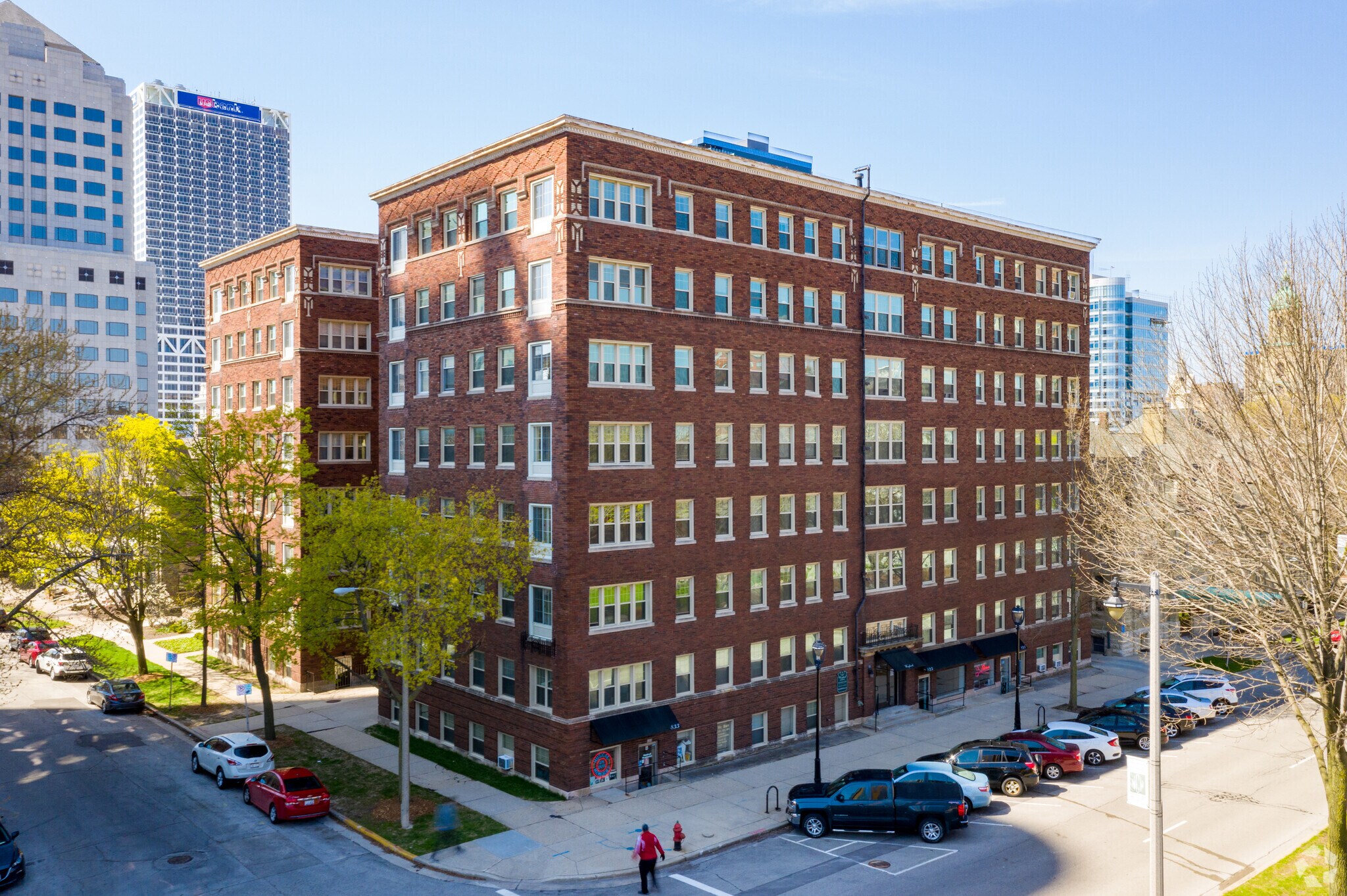 821-833 N Kilbourn Ave, Milwaukee, WI à louer Photo principale– Image 1 sur 5