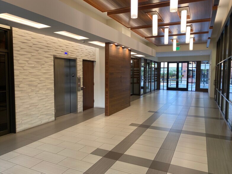 250 E Front St, Traverse City, MI à louer - Photo intérieure – Image 3 sur 8