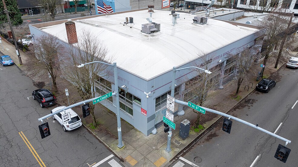 530 NE Couch St, Portland, OR à louer - Photo de l’immeuble – Image 1 sur 32