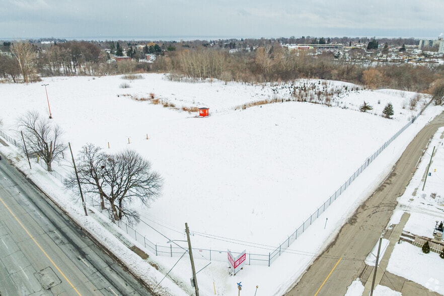 0 Simcoe St S, Oshawa, ON à louer - Photo principale – Image 1 sur 5