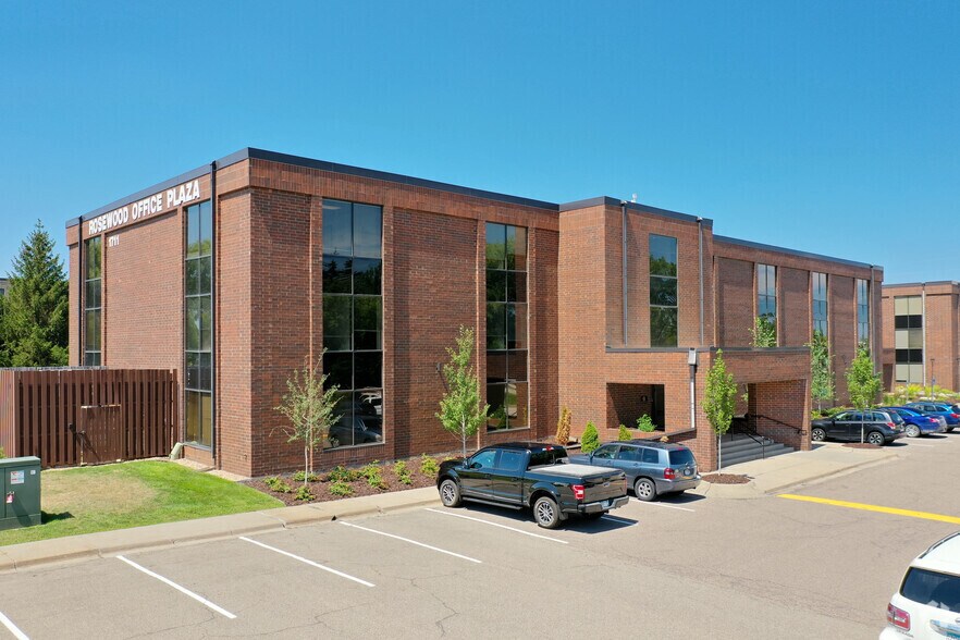 1711 W County Road B, Roseville, MN à louer - Photo de l’immeuble – Image 2 sur 5