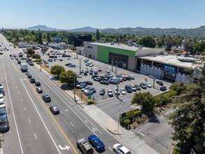 13700-13750 Riverside Dr, Sherman Oaks, CA à louer Aérien– Image 2 sur 3