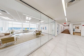 60-15 Little Neck Pky, Little Neck, NY à louer Numérisation 3D Matterport– Image 1 sur 4