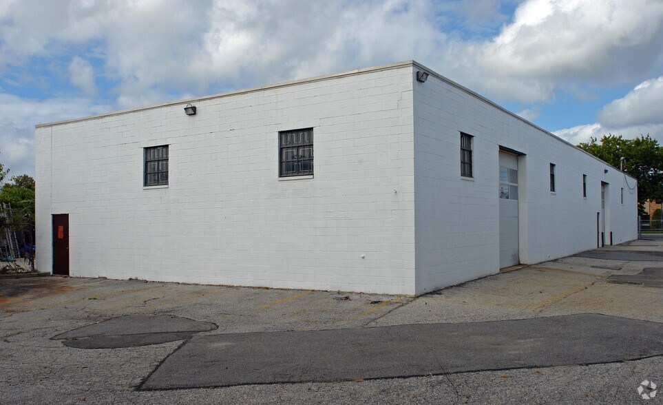 25 Seabro Ave, Amityville, NY à louer - Photo de l’immeuble – Image 3 sur 5