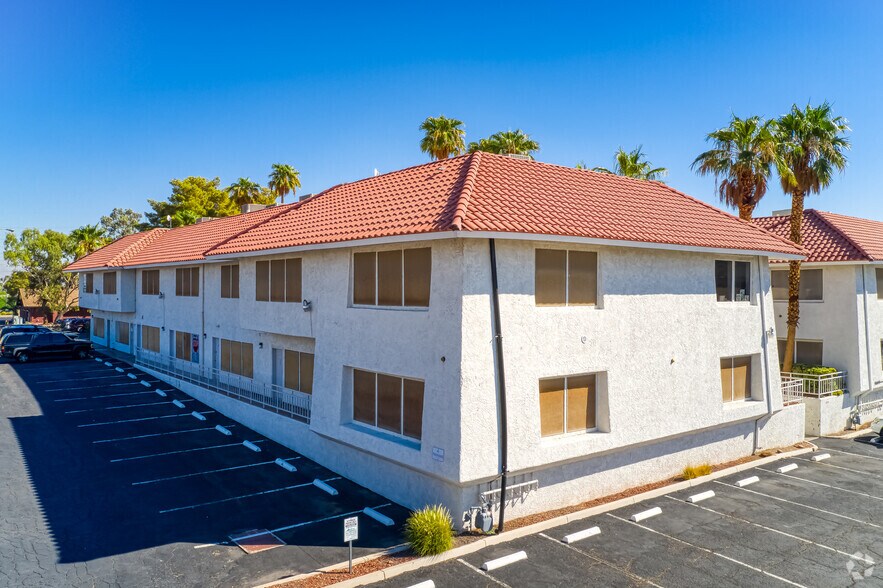 2235 E Flamingo Rd, Las Vegas, NV à louer - Photo de l’immeuble – Image 3 sur 7