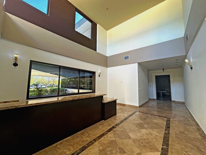 955 Grier Dr, Las Vegas, NV à louer - Photo de l’immeuble – Image 3 sur 7