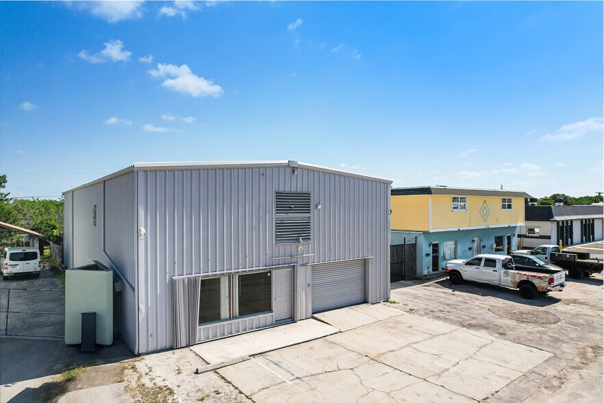 1911 Dana Dr, Fort Myers, FL à vendre - Photo de l’immeuble – Image 3 sur 18