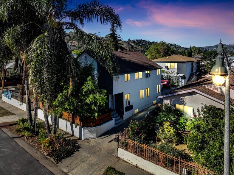 2405 Meadowvale Ave, Los Angeles, CA à vendre - Photo de l’immeuble – Image 1 sur 79