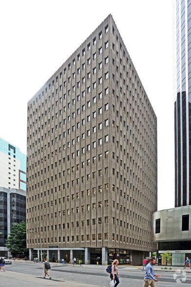 220 Laurier Av W, Ottawa, ON à louer - Photo de l’immeuble – Image 2 sur 2