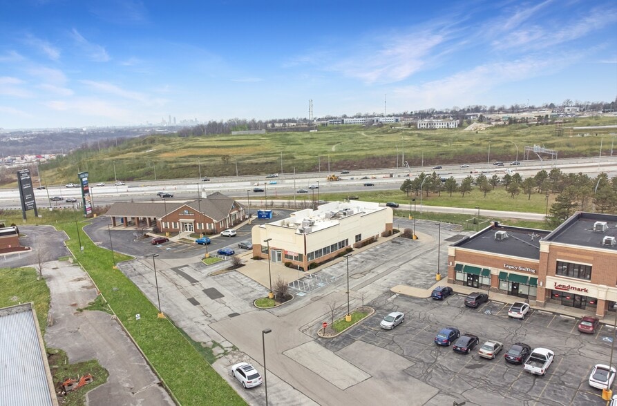 9701-9791 Vista Way, Garfield Heights, OH à louer - Photo de l’immeuble – Image 3 sur 5