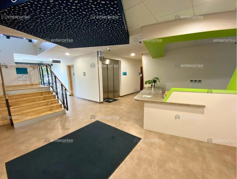 Bureau dans Chamant à louer - Hall d’entrée – Image 2 sur 6