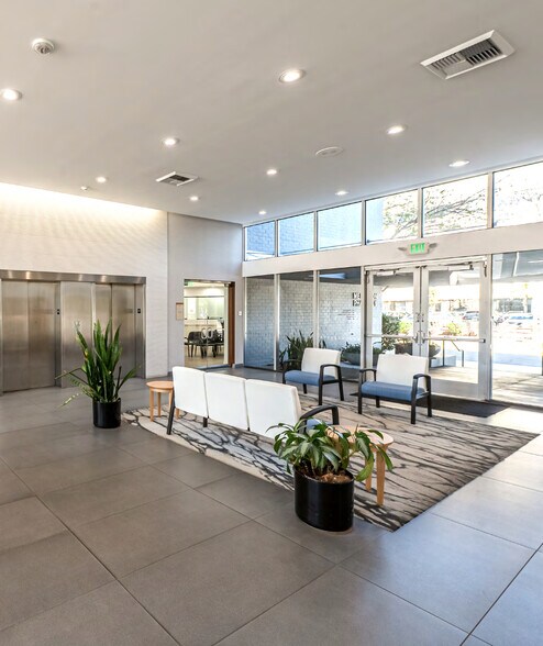 23101 Sherman Pl, Canoga Park, CA à louer - Hall d’entrée – Image 3 sur 9