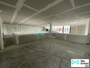 Local commercial dans Saint-Thibault-des-Vignes à vendre Photo intérieure– Image 2 sur 3