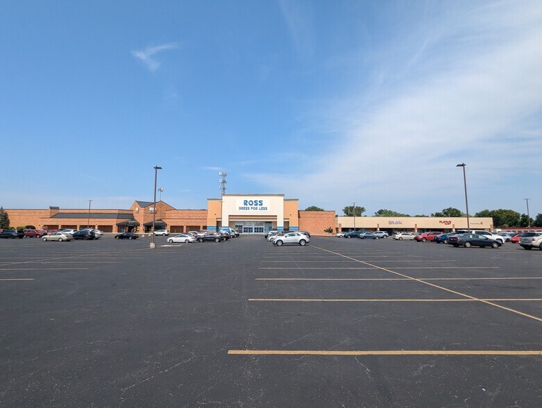 9654-9730 Colerain Ave, Cincinnati, OH à louer - Photo de l’immeuble – Image 2 sur 10