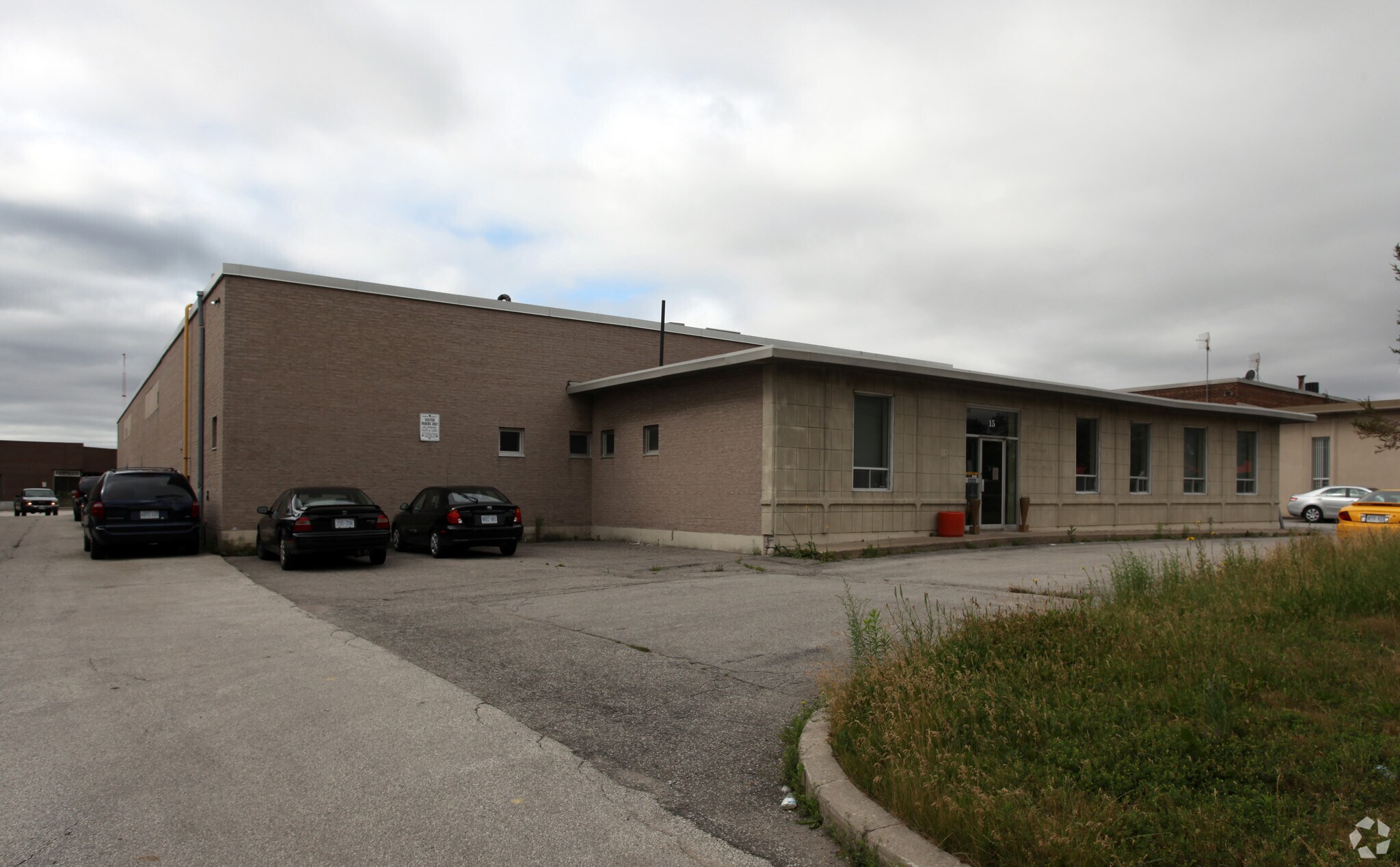 15 Meteor Dr, Toronto, ON à louer Photo principale– Image 1 sur 7