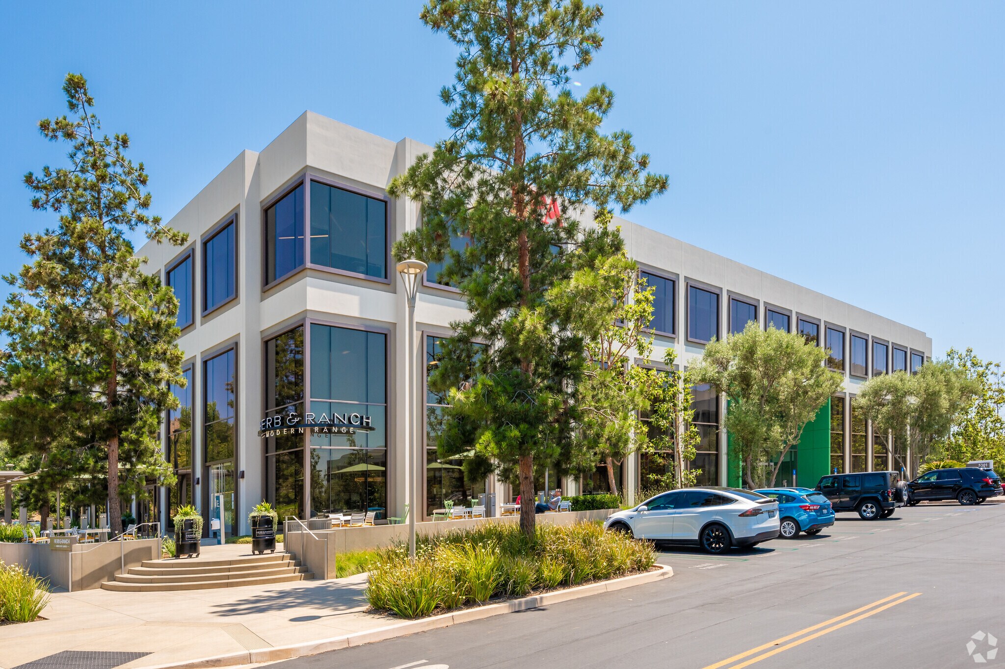 5301 California Ave, Irvine, CA à louer Photo principale– Image 1 sur 9