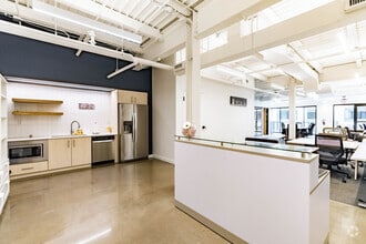 4101 Charlotte Ave, Nashville, TN à louer Photo de l’immeuble– Image 1 sur 5