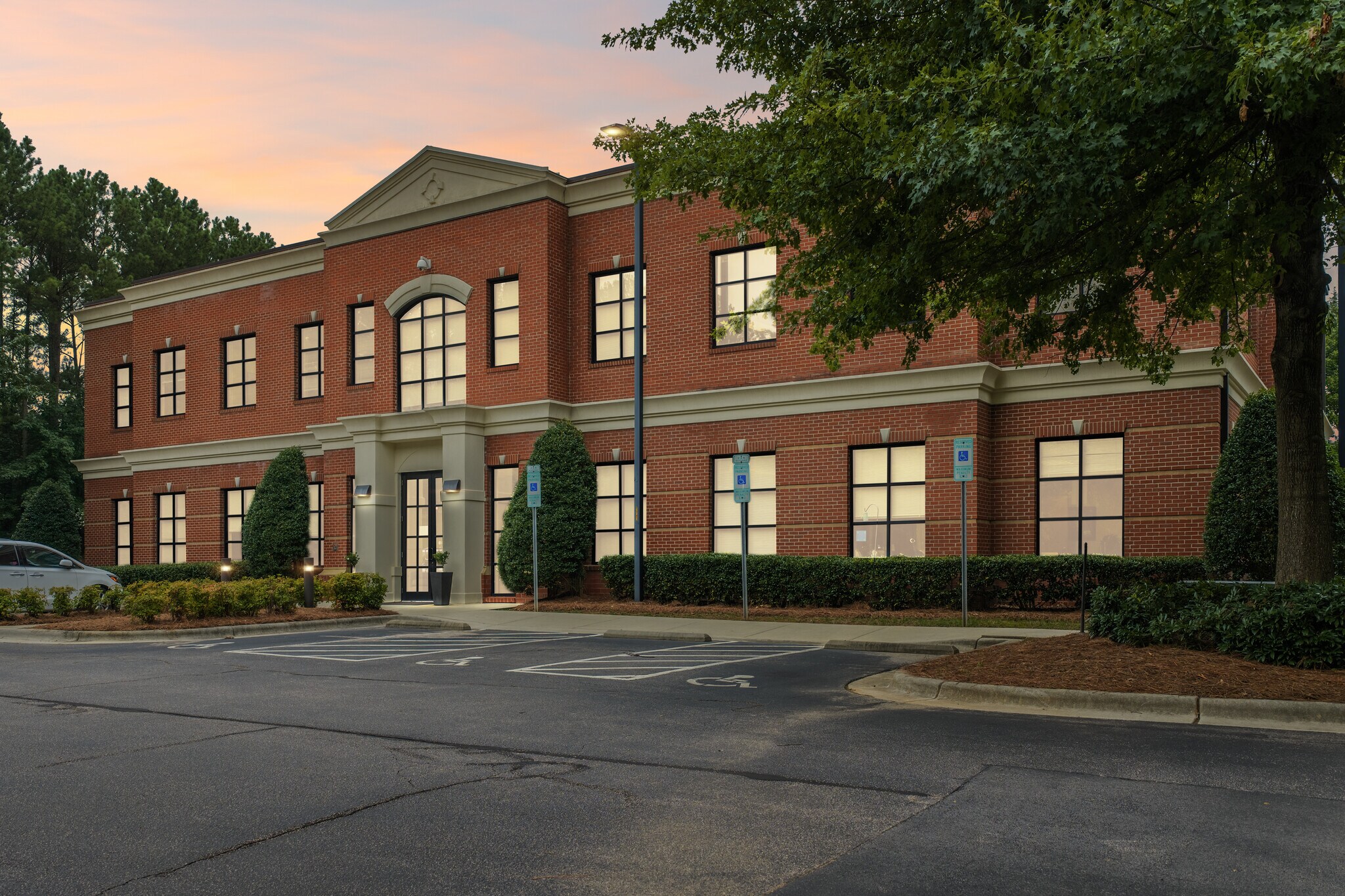 720 Corporate Center Dr, Raleigh, NC à vendre Photo de l’immeuble– Image 1 sur 7