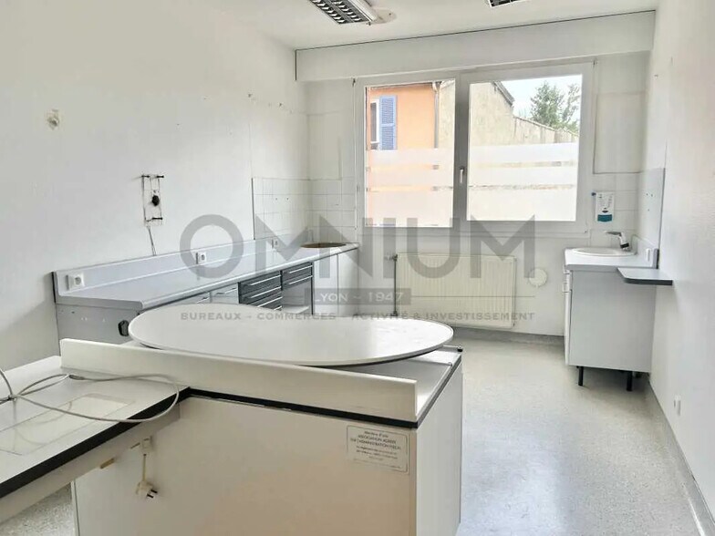 Bureau dans Irigny à vendre - Photo de l’immeuble – Image 2 sur 11
