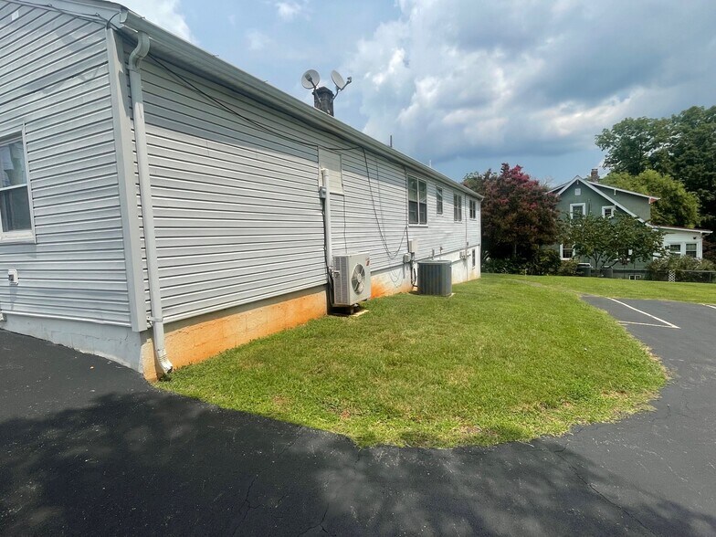 3633 Old Forest Rd, Lynchburg, VA à vendre - Photo de l’immeuble – Image 2 sur 15