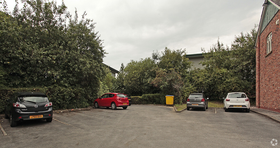 Lower Meadow Rd, Wilmslow à louer - Photo de l’immeuble – Image 3 sur 3