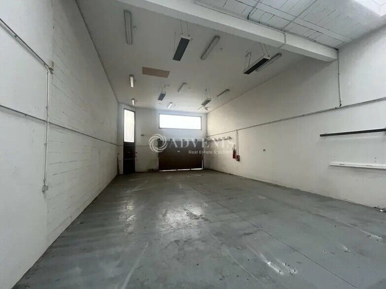 Local d’activités dans Voisins-le-Bretonneux à louer - Photo intérieure – Image 1 sur 5