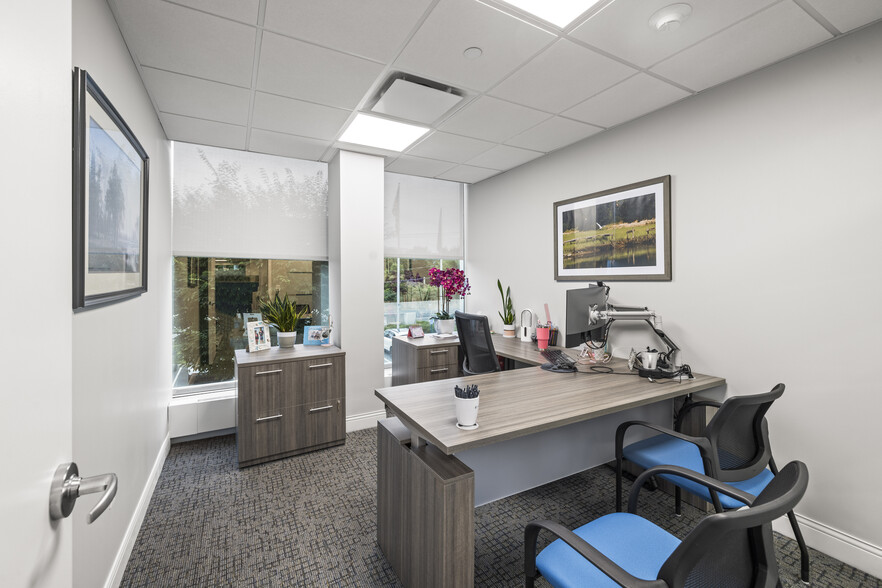 275 Broadhollow Rd, Melville, NY à louer - Photo de l’immeuble – Image 3 sur 19