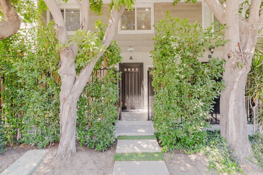 4405 Ventura Canyon Ave, Sherman Oaks, CA à vendre - Photo de l’immeuble – Image 2 sur 35