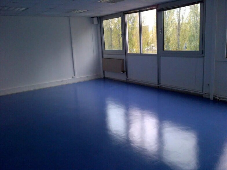 Local d’activités dans Trappes à louer - Photo de l’immeuble – Image 2 sur 21
